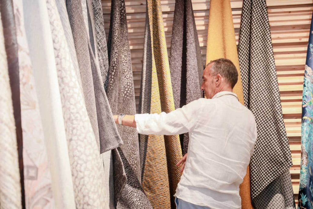 Intertextile Shanghai Home Textiles - człowiek oglądający tkaniny