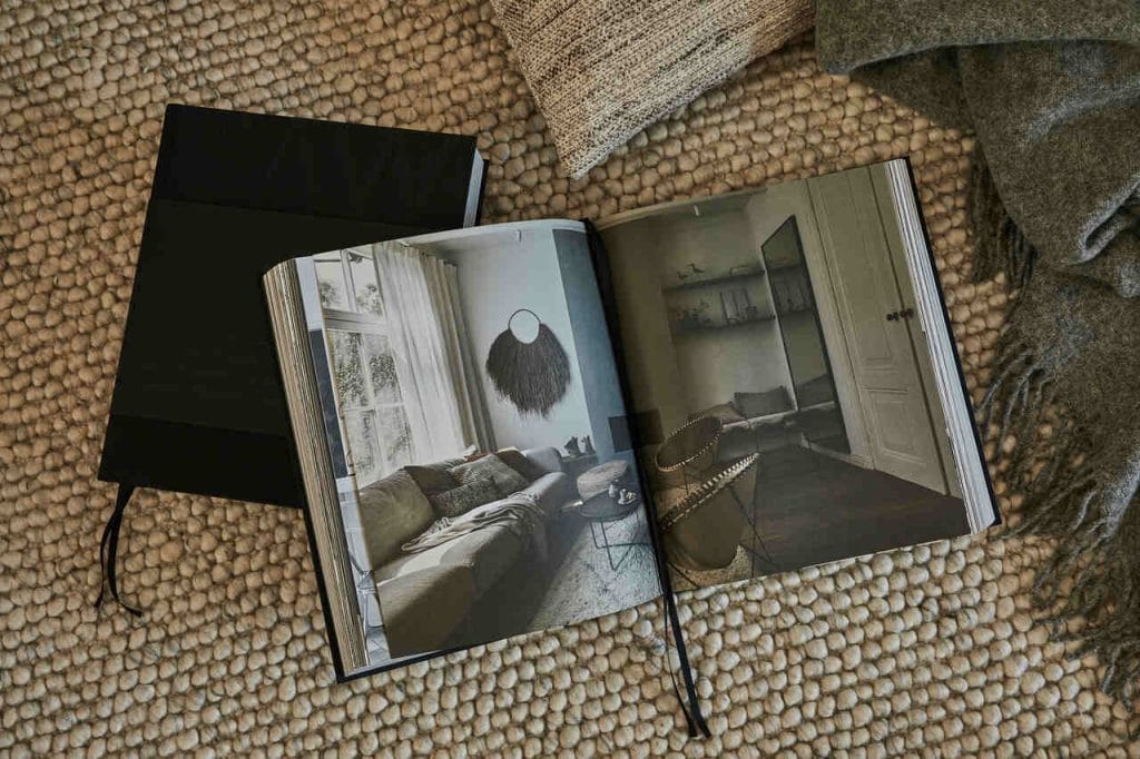 „SAW – Ludzie i Wnętrza”, projekt: Anna Olga Chmielewska (koncepcja artystyczna, redaktoraka naczelna), Adam Pulwicki (koncepcja artystyczna), Jola Skóra (koncepcja artystyczna, fotoedycja), Justyna Krüger, Jerzy Sadowski, Maciej Kłosowski (projekt graficzny), Agnieszka Krzysztoń (redakcja tekstów, korekta), Agnieszka Stefańska (opieka artystyczna), Justyna Beczek, Romana Tryc (opieka organizacyjna), HSH PR (promocja), produkcja: wydawca: SAW – Stowarzyszenie Architektów Wnętrz.