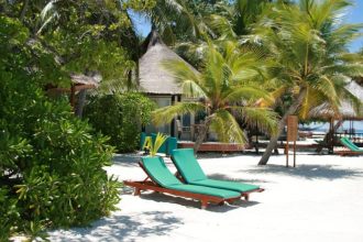 Leżak ogrodowy - na pięknej piaszczystej plaży.