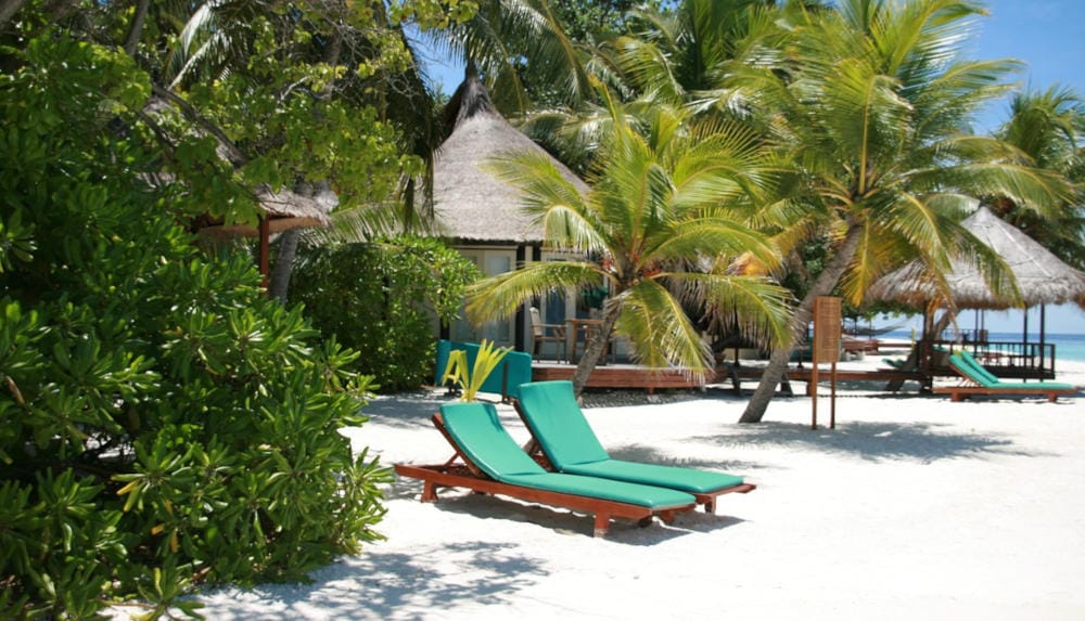 Leżak ogrodowy - na pięknej piaszczystej plaży.