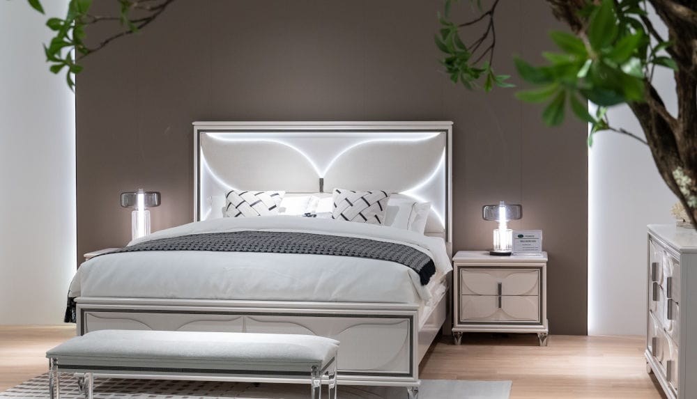 Sypialnia z oferty Chuanheng Furniture Products Sdn Bhd – firma nieprzerwanie od 26 lat uczestniczy w Międzynarodowych Targach Meblowych w Malezji (MIFF), prezentując szeroką gamę mebli do sypialni i jadalni.