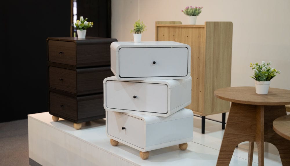 Kompaktowa szafka z drewna kauczukowego to element szerszej kolekcji marki DHEP Furniture, należącej do Hupsheng Furniture Industries Sdn Bhd. Ekspozycja prezentowała funkcjonalne rozwiązania do sypialni i salonu, łączące estetykę z praktycznym wykorzystaniem odnawialnych surowców.