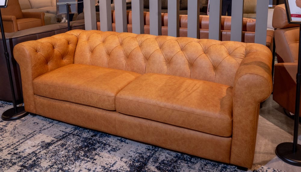 Sofa typu Chesterfield z oferty Isella Sofa Design Sdn Bhd, firmy z Malezji specjalizującej się w produkcji mebli tapicerowanych. Isella łączy tradycję z nowoczesnością, oferując wysokiej jakości produkty dostępne na rynkach międzynarodowych, m.in. w USA, Europie i Australii.