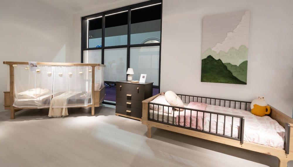 Meble dziecięce od LB Furniture Sdn Bhd – łóżeczka i komody zaprezentowane podczas MIFF 2025. Firma specjalizuje się w produkcji mebli sypialnianych oraz dziecięcych, kładąc duży nacisk na jakość, trwałość i bezpieczeństwo.