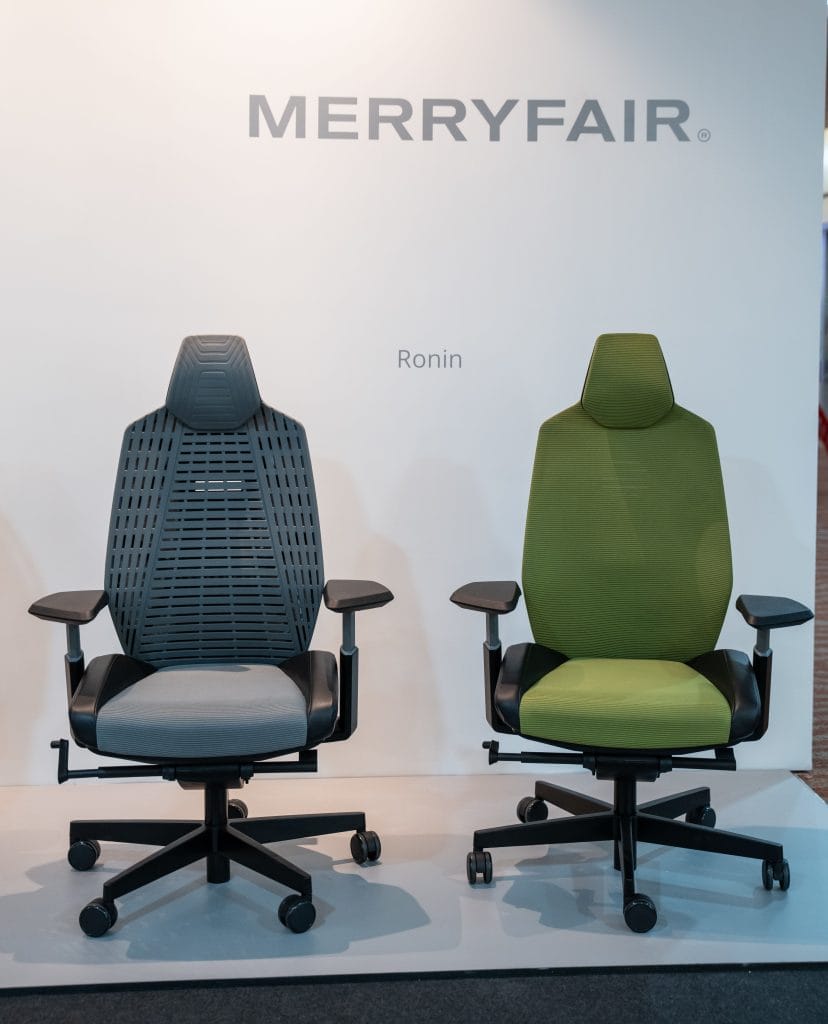 Fotele biurowe Ronin firmy Merryfair, łączące nowoczesny design z ergonomią i komfortem użytkowania. Firma Merryfair, z ponad 30-letnim doświadczeniem, jest jednym z wiodących producentów mebli biurowych w Malezji, oferując innowacyjne rozwiązania, które wspierają zdrową postawę podczas długotrwałego siedzenia.