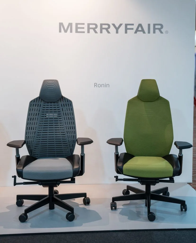 Fotele biurowe Ronin firmy Merryfair, łączące nowoczesny design z ergonomią i komfortem użytkowania. Firma Merryfair, z ponad 30-letnim doświadczeniem, jest jednym z wiodących producentów mebli biurowych w Malezji, oferując innowacyjne rozwiązania, które wspierają zdrową postawę podczas długotrwałego siedzenia.