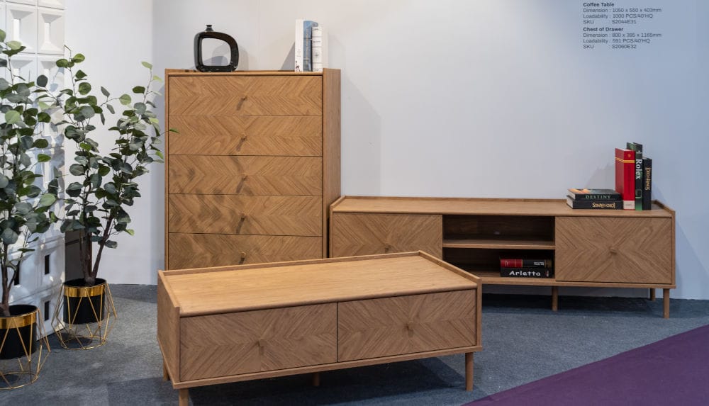 Elementy kolekcji LV80 firmy S&E Enterprise Sdn Bhd – stolik kawowy, komoda oraz szafka RTV – wykonane z płyty melaminowanej.
