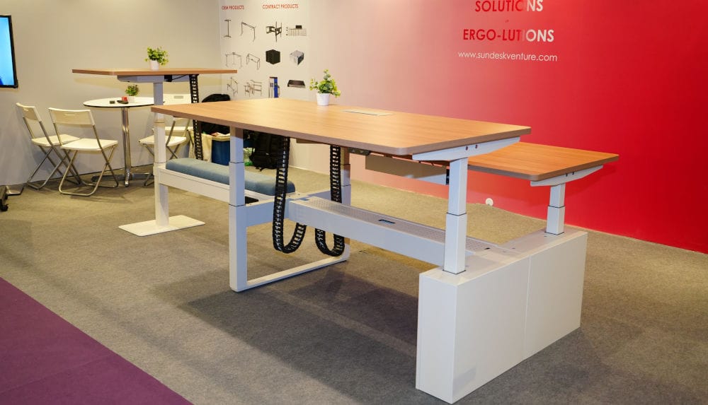 Rozwiązania do nowoczesnych biur od Sundesk Venture Sdn Bhd – w ofercie m.in. biurka z regulacją wysokości, wspierające ergonomię pracy.