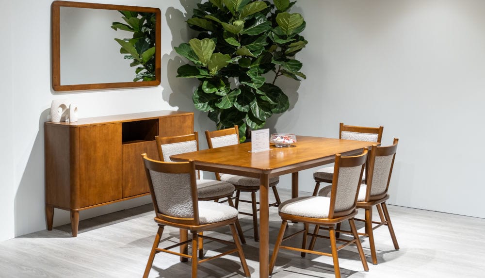 Yee Guan Furniture Manufacturing Sdn Bhd specjalizuje się w produkcji mebli z drewna kauczukowego, w tym klasycznych zestawów jadalnianych. Firma eksportuje swoje produkty na rynki Stanów Zjednoczonych, Europy, Australii oraz krajów Azji Południowo-Wschodniej.