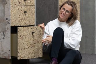 Meble „Onda Earth” na wystawie „No Art No Design” w V.A. Gallery w Wysogotowie.