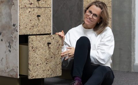 Meble „Onda Earth” na wystawie „No Art No Design” w V.A. Gallery w Wysogotowie.