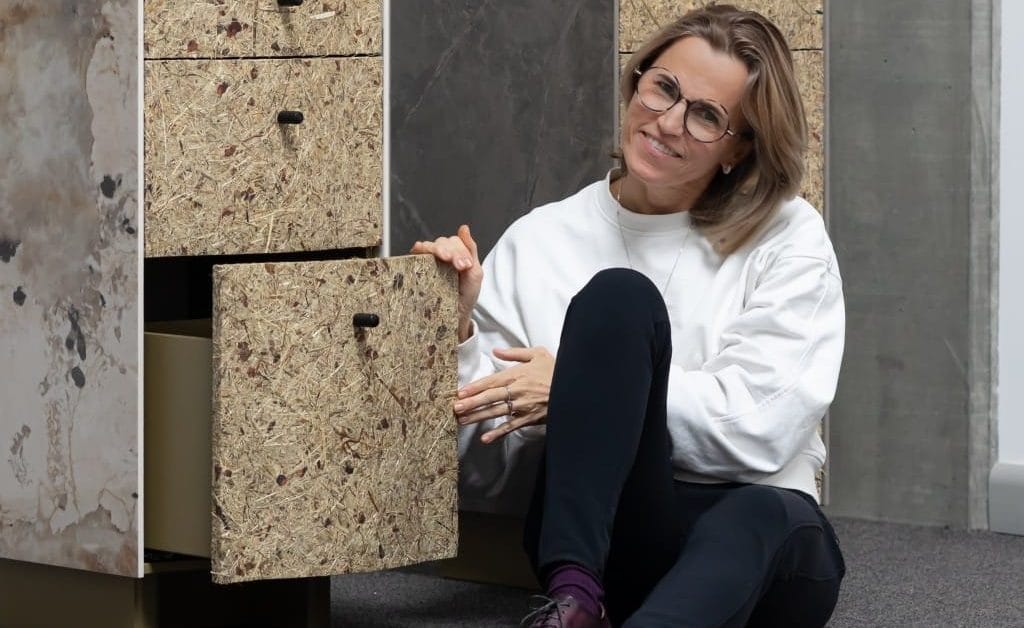 Meble „Onda Earth” na wystawie „No Art No Design” w V.A. Gallery w Wysogotowie.