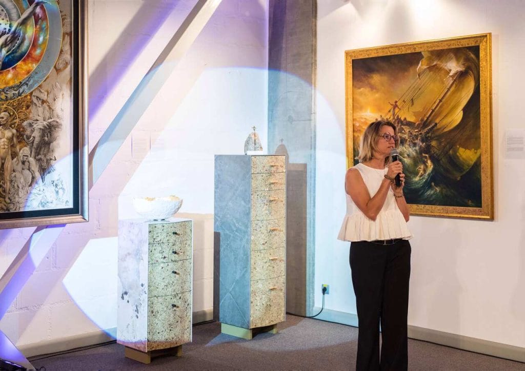 Katarzyna Orwat na wernisażu wystawy „No Art No Design” w V.A. Gallery w Wysogotowie, wrzesień 2023.