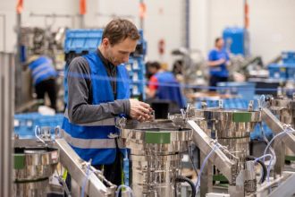 Konfekcjonowanie okuć meblowych - usługa oferowana przez Silplast Packing.