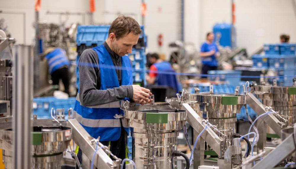 Konfekcjonowanie okuć meblowych - usługa oferowana przez Silplast Packing.