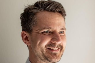 Marcin Stempniewicz od ponad 10 lat działa na styku branży meblarskiej i IT. Jest współzałożycielem Ar-range.app – firmy doradczo-technologicznej, w której wspiera firmy meblarskie we wdrażaniu systemów personalizacji oferty. 