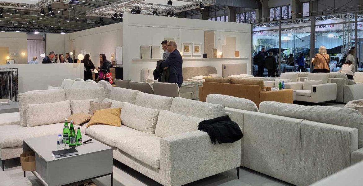 Fragment ekspozycji największych kontraktacji meblowych w Europie Środkowo-Wschodniej – targów MEBLE POLSKA. Fot. BIZNES.meble.pl.