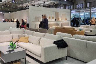 Fragment ekspozycji największych kontraktacji meblowych w Europie Środkowo-Wschodniej – targów MEBLE POLSKA. Fot. BIZNES.meble.pl.