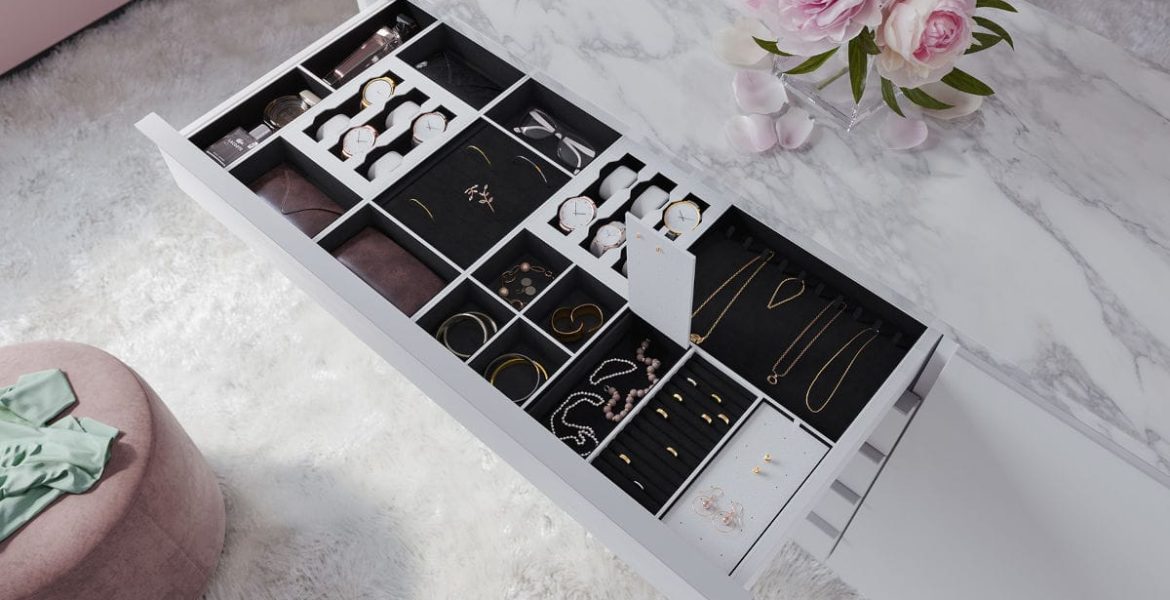 REJS - wkłady barderobiane na biżuterię w białej szufladzie