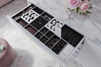 REJS - wkłady barderobiane na biżuterię w białej szufladzie