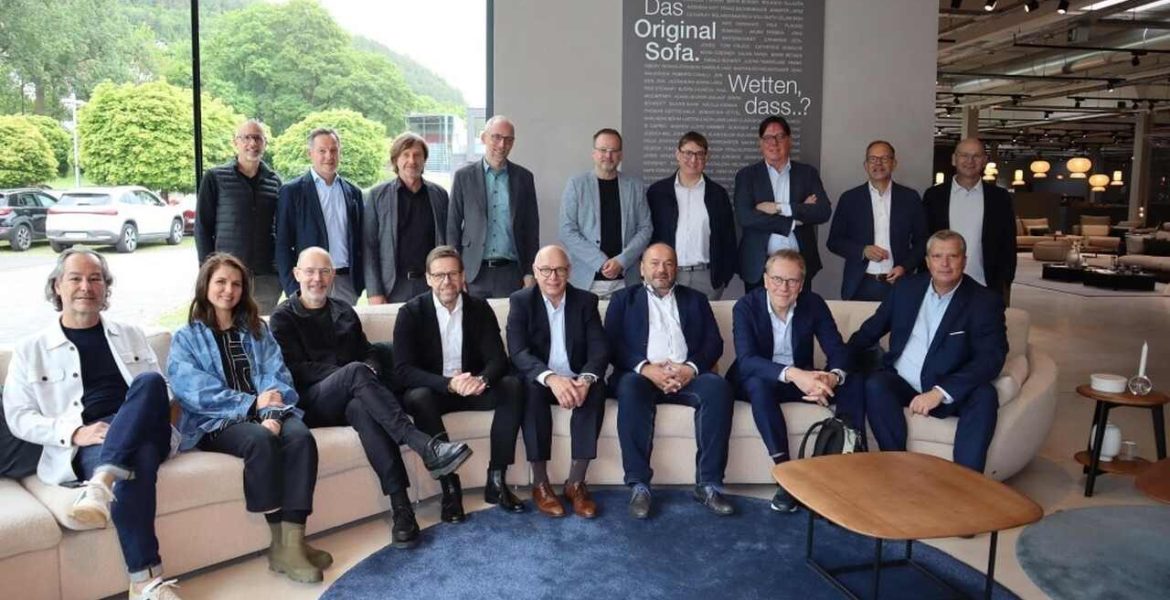 Spotkanie dwóch ważnych na niemieckim rynku meblarskim stowarzyszeń Niemieckiego Przemysłu Mebli Tapicerowanych (VdDP) i Przemysłu Mebli Domowych (VdDW).