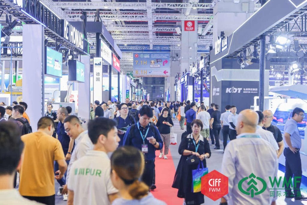 Targi WMF China - ludzie na korytarzu