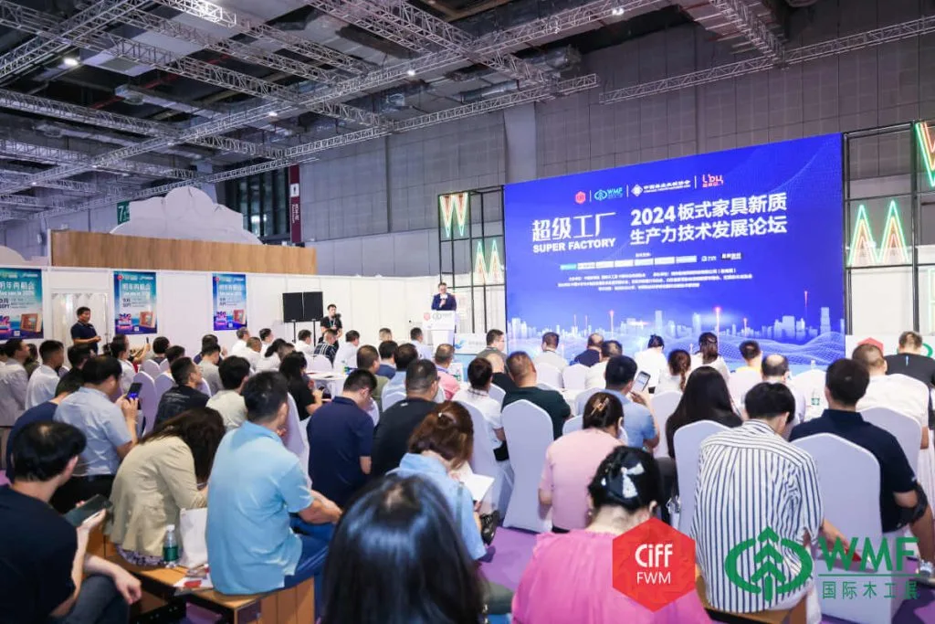 Targi WMF China - ludzie na wykładzie