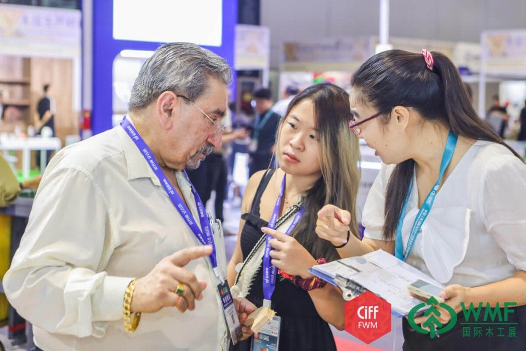 Targi WMF China - rozmawiący ludzie