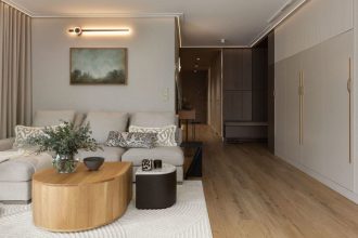 Wnętrze, proj. Tatewik Caturowa. Kolorystyka utrzymana jest w tonacji taupe.