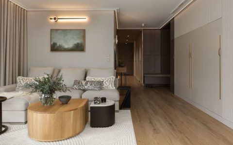 Wnętrze, proj. Tatewik Caturowa. Kolorystyka utrzymana jest w tonacji taupe.