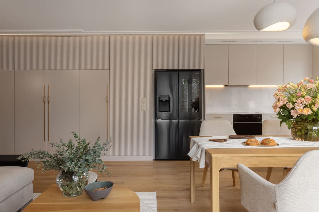 Wnętrze, proj. Tatewik Caturowa. Kolorystyka utrzymana jest w tonacji taupe.