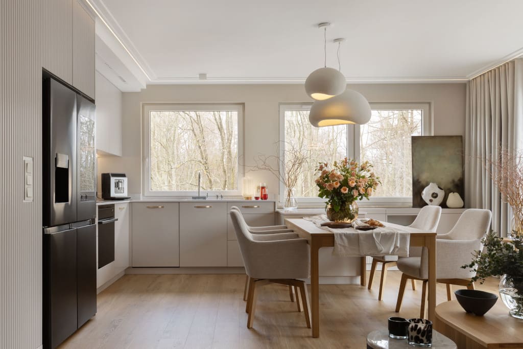 Wnętrze, proj. Tatewik Caturowa. Kolorystyka utrzymana jest w tonacji taupe.