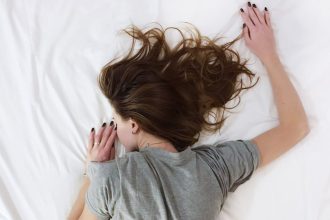 Pani śpiąca na materacu widziana z góry