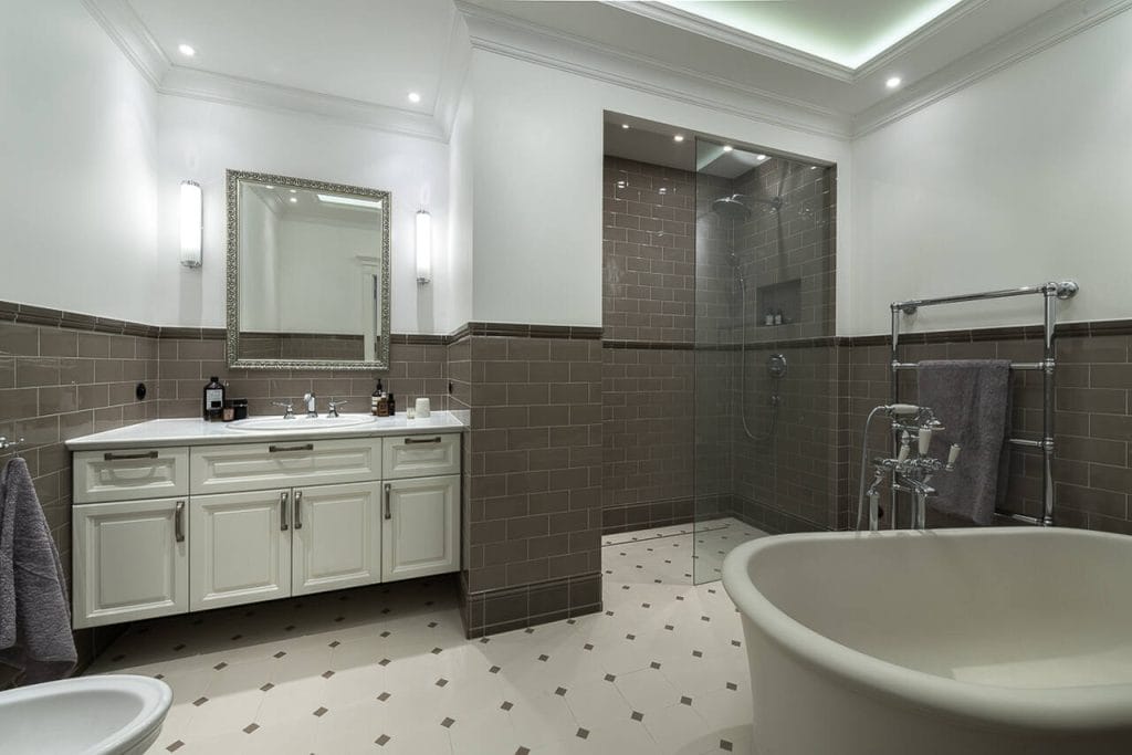 Duży pokój kąpielowy z charakterystyczną, wolno stojącą wanną. W pomieszczeniu są jeszcze m.in. bardzo komfortowa wnęka prysznicowa, umywalka, toaleta i bidet. Fot. Tomasz Markowski.