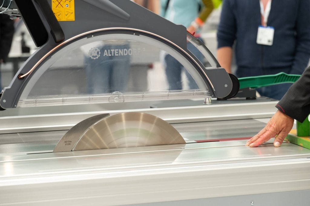 Na targach LIGNA 2025 na stoisku Altendorf Group można było zapoznać się z innowacjami, które wyznaczają nowe standardy w obróbce drewna, ułatwiają codzienną pracę, czyniąc ją bezpieczniejszą i wydajniejszą dzięki maszynom sieciowym, rozwiązaniom cyfrowym i najwyższym standardom bezpieczeństwa. Fot. Rainer Jensen, Deutsche Messe.