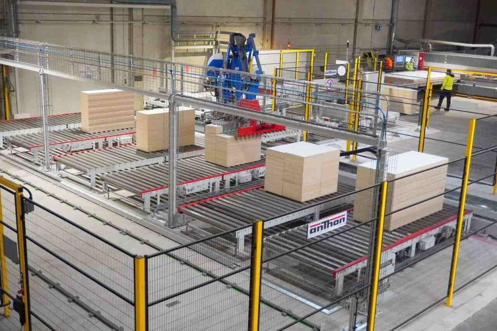 Automatyczne systemy rozładunku to według firmy ANTHON przyszłość w przemyśle meblarskim. LIGNA jest zawsze dobrym miejscem do osobistych spotkań. W szybko zmieniającym się świecie, w którym dominują kontakty internetowe, relacje osobiste zostały lekko zaniedbane. Targi dają bardzo dobrą platformę, abyśmy mogli oderwać się od codziennych obowiązków i wymienić doświadczenia podczas osobistych dyskusji – zaznacza Jochims Bernd – dyrektor sprzedaży, prokurent firmy ANTHON.