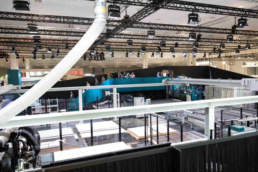 Tegoroczna LIGNA była międzynarodową sceną, na której marka Biesse kontynuowała prezentację swojej drogi rozwoju, dzięki której jej klienci stają się coraz bardziej konkurencyjni i potrafią odnaleźć się na dynamicznych i różnorodnych rynkach międzynarodowych. Targi stanowiły kluczowy moment, wpisując się w ścieżkę Biesse „Embrace the evolution ”, która przez cały rok 2025 uwidacznia ewolucję firmy poprzez odnowioną ofertę produktów i nowe sposoby interakcji z klientami. Fot. Rainer Jensen, Deutsche Messe.