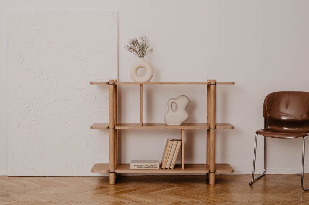 Regał Noe, proj. Wojciech Mierzwa dla marki borcas to wielofunkcyjne rozwiązanie do przechowywania, idealne nawet do niewielkich mieszkań. Jego przemyślana konstrukcja oraz szeroki wybór akcesoriów – takich jak półki, szuflady, panele tylne i pojemniki – pozwalają na elastyczne dopasowanie do zmieniających się potrzeb. Doskonale sprawdzi się w pokoju dziecka jako miejsce na książki, zabawki czy przybory szkolne, a z czasem – w przestrzeni nastolatka, przechowując elektronikę, dokumenty czy osobiste drobiazgi. Dzięki modułowej budowie można go łatwo rozbudowywać i modyfikować. Naturalne materiały i minimalistyczny design czynią z Noe nie tylko praktyczny, ale też stylowy element każdego wnętrza.