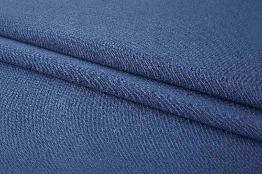 „Como” firmy Dekoma to tkanina obiciowa wykonana w 100% z bawełny pochodzącej z recyklingu t-shirtów. Włókna na pierwszym etapie posortowano według kolorów. Dzięki temu tkaniny nie trzeba barwić, dzięki czemu jest ona mniej szkodliwa dla środowiska.