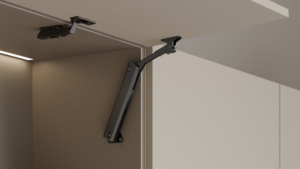 Zbliżenie na elegancki, smukły mechanizm podnośnika Emuca One Altius w minimalistycznej szafce w odcieniach beżu.