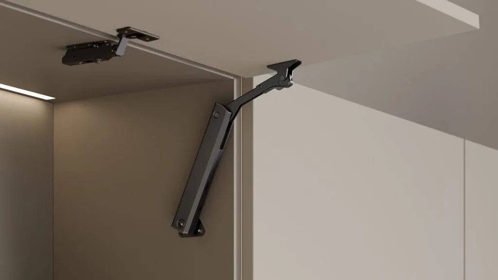 Zbliżenie na elegancki, smukły mechanizm podnośnika Emuca One Altius w minimalistycznej szafce w odcieniach beżu.