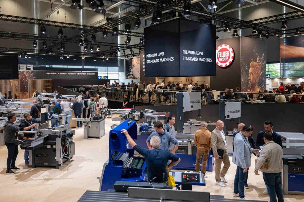 Na 2.500 m² stoiska w hali 13 zgromadzono nowe maszyny i innowacyjne rozwiązania marek Felder, Format4, Hammer i Mayer. Zwiedzający mieli okazję zobaczyć na żywo ponad 75 maszyn do każdego rodzaju obróbki drewna, od standardowych po 5-osiowe centra obróbcze CNC. Fot. Rainer Jensen, Deutsche Messe.
