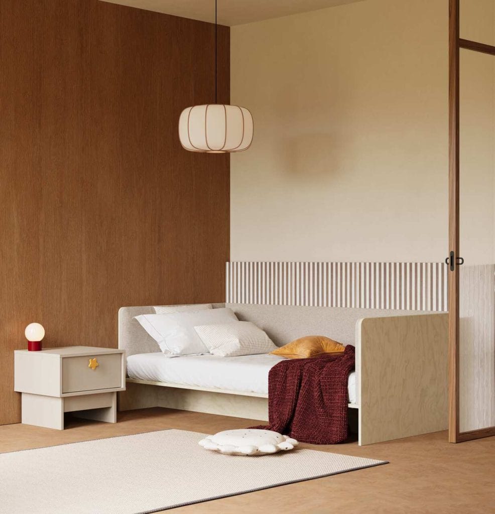 Łóżko KABE, propozycja marki Górna Półka, to przytulny mebel, który rośnie razem z dzieckiem. Zamknięta z trzech stron forma daje poczucie przytulności i nie przytłacza. Natomiast zaokrąglone rogi dbają o bezpieczeństwo podczas szalonych zabaw. Jest idealne do regenerującego snu po dniu pełnym wrażeń, a dzięki wygodnym, tapicerowanym elementom, mogącym służyć za oparcie, także do wspólnego czytania książeczek. Dzięki możliwości montażu krótszego materaca wraz z półką, łóżko dopasowuje się do wzrostu. Gdy dziecko podrośnie, półkę można zdemontować i zyskać pełnowymiarową przestrzeń do spania.