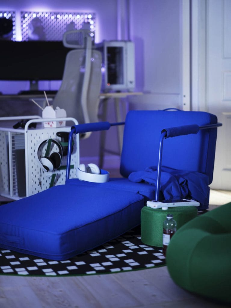 Kolekcja BRÄNNBOLL powstała w IKEA z myślą o nastolatkach, którzy łączą naukę, odpoczynek i gaming w jednej przestrzeni. Dmuchane fotele, mobilne stoliki, regały z haczykami i perforowane tablice umożliwiają łatwą organizację sprzętów i dopasowanie wnętrza do wybranych pasji. Biurka i stanowiska gamingowe oferują miejsce na ekran, konsolę i akcesoria, jednocześnie dbając o ergonomię. BRÄNNBOLL to kolekcja, która wspiera aktywność i wyrażanie siebie, a przy tym pozwala utrzymać porządek. Wszystko po to, by pokój był naprawdę „ich” miejscem.