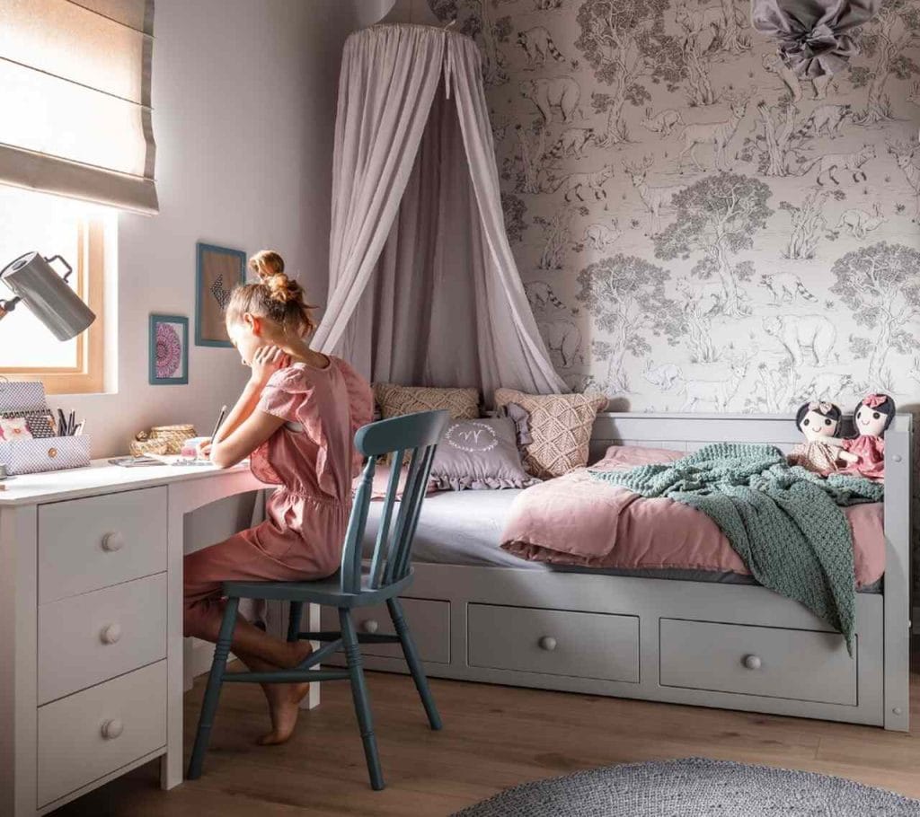 Rozsuwane łóżko Dessi marki Inmondo to idealne rozwiązanie do pokoju młodzieżowego – nie tylko ze względu na funkcjonalność, ale również design. W ciągu dnia pełni funkcję wygodnej sofy, a po rozłożeniu oferuje przestronne miejsce do spania o powierzchni 180 × 200 cm. Jego ponadczasowa forma i uniwersalny charakter sprawiają, że świetnie wpisuje się zarówno w minimalistyczne, jak i bardziej wyraziste aranżacje. Dodatkowo możliwość wyboru ciekawej kolorystyki sprawia, że Dessi może stać się stylowym elementem wystroju, który podkreśli indywidualny charakter wnętrza. To mebel, który rośnie razem z młodym użytkownikiem.