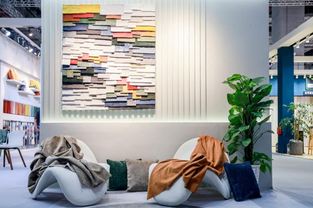 Targi Intertextile Shanghai Home Textiles 2025 - stoisko z siedziskami i tkaninami