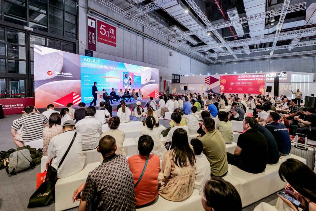 Targi Intertextile Shanghai Home Textiles 2025 - ludzie na wykładach