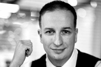 Jacek Krzywania, radca prawny i szef zespołu prawników kancelarii Czapczyński. Ukończył prawo na Uniwersytecie im. Adama Mickiewicza w Poznaniu oraz aplikację radcowską przy OIRP w Poznaniu w 2013 r. Od 2014 r. doradza przedsiębiorcom w zakresie prawa handlowego, gospodarczego i prawa pracy, specjalizując się w negocjacjach i opiniowaniu umów, a także w pozasądowym rozwiązywaniu sporów.