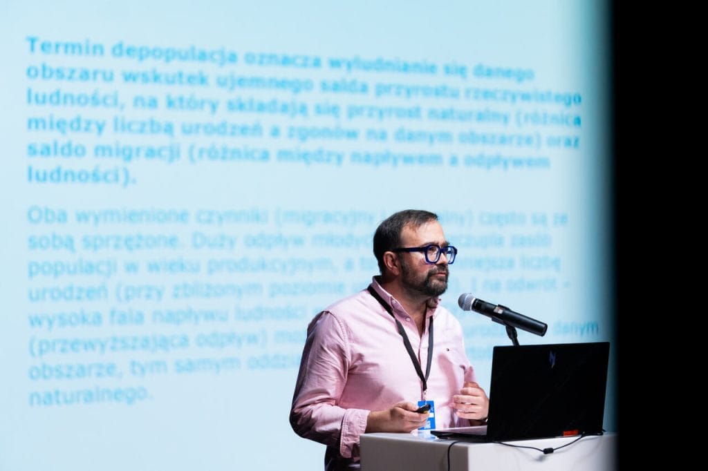 Globalizacja, niestabilność geopolityczna, katastrofa klimatyczna i mega-farmy zmienią charakter naszych wsi i miasteczek. Nieuchronnie wpłyną też na przyszłość naszych miast. Tylko jak? Na to pytanie starał się odpowiedzieć architekt Jakub Szczęsny, podczas prelekcji KONIEC MIASTA (JAKIE ZNAMY). Wykład był częścią programu Archiblok. Fot. HAWA.