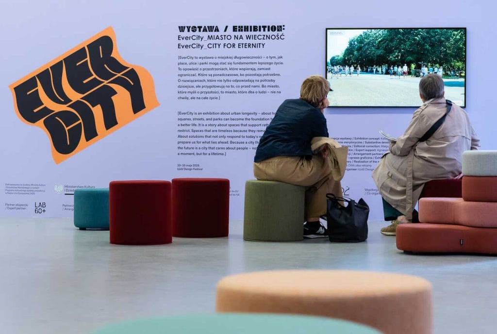 Jak powinno wyglądać miasto, które wspiera nas w długim, zdrowym i szczęśliwym życiu? Wystawa EverCity była zaproszeniem do myślenia o przestrzeni miejskiej, jak o elemencie długowieczności – tej ludzkiej i tej urbanistycznej. O mieście, które nie jest gotowym produktem, ale wciąż zmieniającym się organizmem, zdolnym do adaptacji, reagowania na potrzeby mieszkańców w każdym wieku. O mieście, które wspiera na każdym etapie cyklu życia. Kuratorzy: Katarzyna Ludwisiak, Michał Piernikowski. Fot. HAWA.